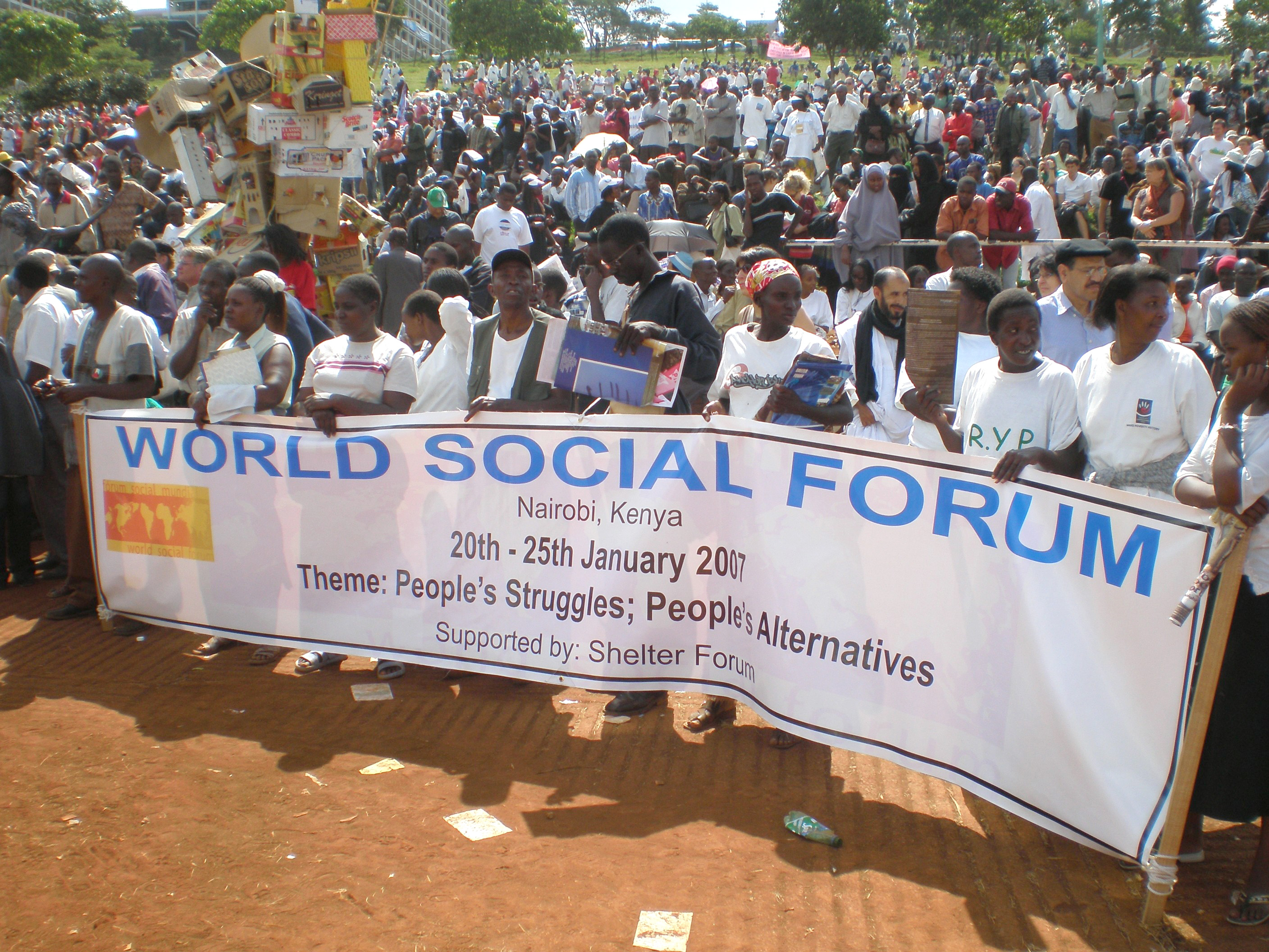 Manifestantes na abertura do Frum Social Mundial de 2007<a style='float:right;color:#ccc' href='https://www3.al.sp.gov.br/repositorio/noticia/03-2008/RSIMOESFaixa no ato de abertura FSM - Nairobi.jpg' target=_blank><i class='bi bi-zoom-in'></i> Clique para ver a imagem </a>